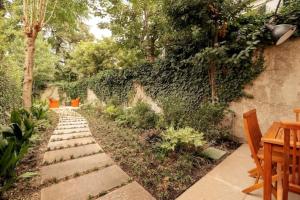 a garden with a stone walkway next to a wall at Numero Tredici in Padova
