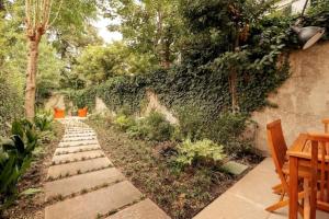 un jardín con una pasarela de piedra junto a una pared en Numero Tredici, en Padua