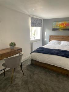 Schlafzimmer mit einem Bett, einem Schreibtisch und einem Stuhl in der Unterkunft White House in Carlisle