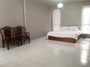 Postel nebo postele na pokoji v ubytování Siri Guesthouse @ Surat Thani