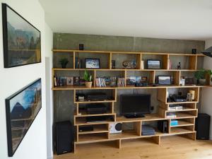 una sala de estar con una estantería con TV en Dębina z Widokiem en Poznan