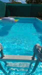 una piscina con una silla en el agua en Casa en la ciudad. en Ourense