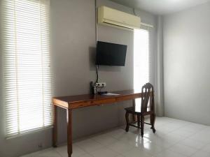 TV a/nebo společenská místnost v ubytování Siri Guesthouse @ Surat Thani