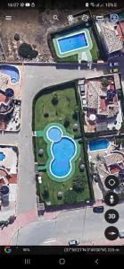 una vista aérea de un patio con piscina en Casa de Don Simón, en Cabo Roig