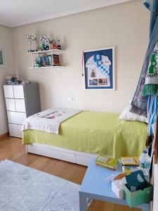 Un dormitorio con una cama y una mesa. en Casa en la ciudad. en Ourense