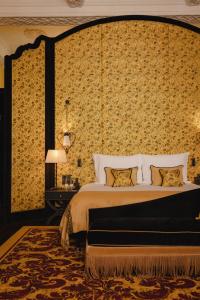 ロンドンにあるL'oscar Londonの花柄の壁紙を用いたベッドルーム1室(大型ベッド1台付)