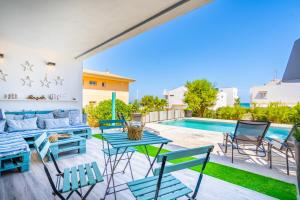 patio ze stołem i krzesłami oraz basenem w obiekcie Son Serra de Marina - 38619 Mallorca w mieście Son Serra de Marina