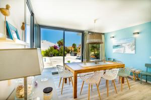 jadalnia z drewnianym stołem i krzesłami w obiekcie Son Serra de Marina - 38619 Mallorca w mieście Son Serra de Marina
