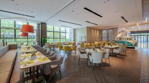 西安中建假日酒店餐厅或其他用餐的地方