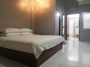 Postel nebo postele na pokoji v ubytování Siri Guesthouse @ Surat Thani