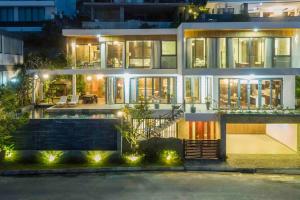 une grande maison avec une façade éclairée la nuit dans l'établissement The Hill Ocean Villa With 5 bedrooms and Infinity Pool, à Nha Trang