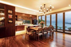 - une cuisine et une salle à manger avec une table et des chaises dans l'établissement The Hill Ocean Villa With 5 bedrooms and Infinity Pool, à Nha Trang