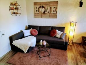 Ein Sitzbereich in der Unterkunft Ferienwohnung Schneider