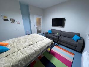 ein Wohnzimmer mit einem Bett und einem Sofa in der Unterkunft Happy place in Sarajevo