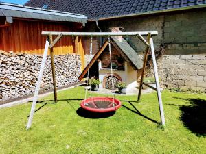Ein Kinderspielbereich in der Unterkunft Ferienwohnung Schneider