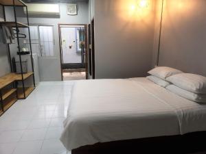 Postel nebo postele na pokoji v ubytování Siri Guesthouse @ Surat Thani
