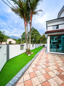 Taman di luar Tupai Mas Semi-D 4BR 2mins to LakeGarden & Zoo