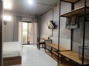 Postel nebo postele na pokoji v ubytování Siri Guesthouse @ Surat Thani
