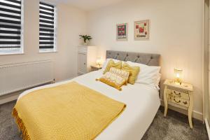 1 dormitorio con 1 cama blanca grande y 2 ventanas en Host & Stay - Rochester Apartment en Rochester