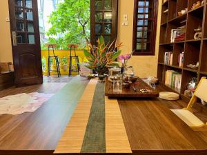sala de estar con suelo de madera y mesa en Chủ Nhật Homestay&Cafe - cơ sở 3 - 19 ngõ 194 Quán Thánh en Hanói