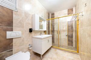 伊斯坦堡的住宿－Grand Abimo Hotel，带淋浴、卫生间和盥洗盆的浴室