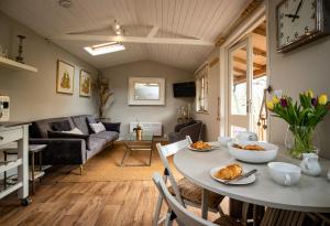 Χώρος καθιστικού στο Treetops Lodge, Bantham, South Devon, a tranquil rural retreat