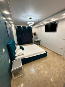 a bedroom with a bed and a flat screen tv at Vibes Of The Sea in Vama Veche