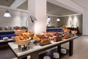um buffet com pão e pastelaria sobre a mesa em Casablanca Marriott Hotel em Casablanca