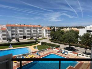 een balkon met uitzicht op een hotel met een zwembad bij Coral By Albufeira Rental in Albufeira