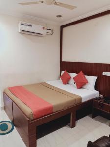 Voodi või voodid majutusasutuse Hotel Neem Tree Hyderabad Airport toas