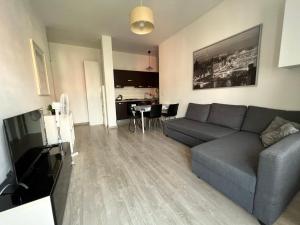 A television and/or entertainment centre at Celia's Home - Expo Fiera Milano