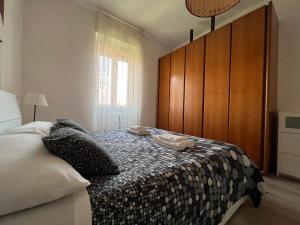 A bed or beds in a room at Celia's Home - Expo Fiera Milano