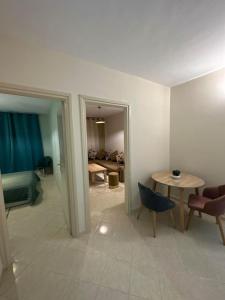 une chambre avec une table et des chaises ainsi qu'un salon dans l'établissement Appartement cosy à Rabat, à Rabat