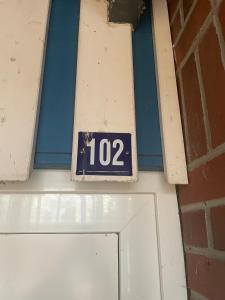 znak na drzwiach budynku w obiekcie Seeblick Wohnung 102 mit Ostseeblick w Koserowie