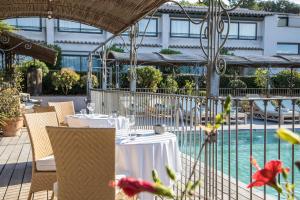Bazén v ubytování Hôtel Le Roi Théodore & Spa nebo v jeho okolí