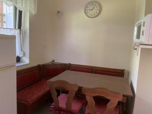 A seating area at Piroska Apartment