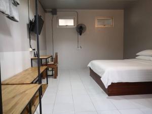 Postel nebo postele na pokoji v ubytování Siri Guesthouse @ Surat Thani