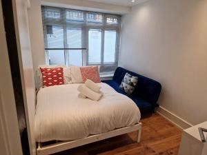 a small bedroom with a bed and a window at Lovely 1-Bed Apartment in London in London
