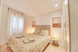 a bedroom with a bed with two towels on it at Apartamento Cervantes in Santander