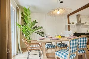 cocina con mesa con sillas y comedor en Apartamento Cervantes, en Santander