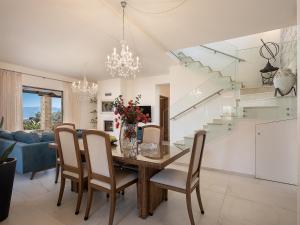 Kuchyň nebo kuchyňský kout v ubytování Villa Aloni