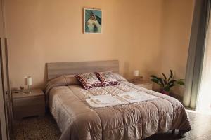 um quarto com uma cama com duas toalhas em Casa Antonella em Acireale