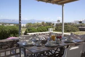 una mesa con comida en el patio en Kallisti Rodia - Dream Villa with Views Garden nr Best kid's Beach, en Santa Maria