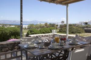 サンタ・マリアにあるKallisti Rodia - Dream Villa with Views Garden nr Best kid's Beachのパティオにテーブルと食べ物