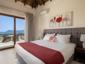 Postel nebo postele na pokoji v ubytování Villa Aloni + 148 fotografií