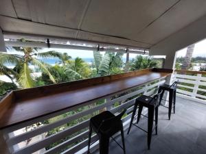 Un balcón con sillas y vistas al océano. en T3 2 chambres plus mezzanine Saint leu 3mn à pied du lagon, en Saint-Leu