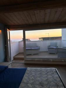 a room with a balcony with a view of the ocean at B&B Casa CamiLory in San Lucido