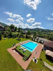 una vista aérea de una piscina en un patio en Căbănuță la Munte cu Piscină, en Bistra