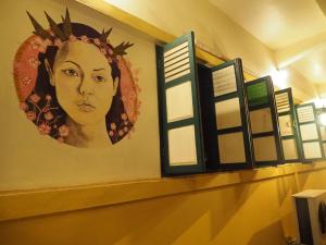 董里的住宿－Thunyaporn Hostel，墙上一幅画,画着一个女人,墙上有窗户