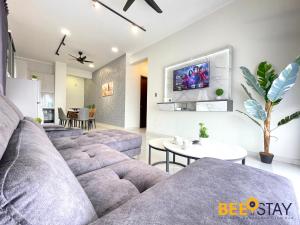 ein Wohnzimmer mit einem Sofa und einem TV an der Wand in der Unterkunft JB SeaView with Balcony Country Garden Danga Bay for 6 Pax in Johor Bahru